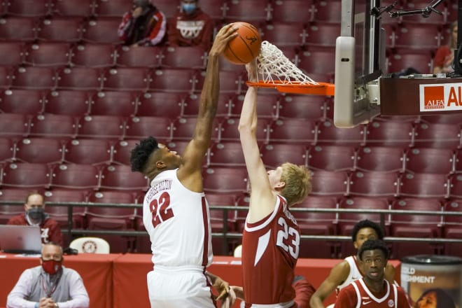 Keon Ambrose-Hylton dunked over the 7-foot-3 Connor Vanover in Alabama's blowout win over Arkansas on Saturday.