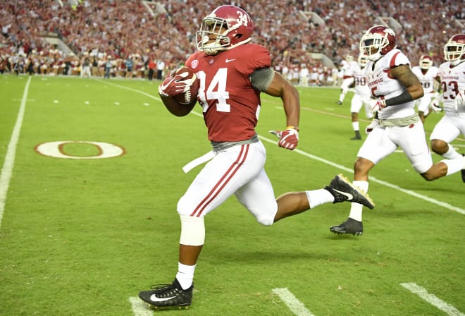 Alabama Crimson Tide running back Damien Harris (34) carries for a 75-yard touchdown against the Arkansas Razorbacks during the first quarter at Bryant-Denny Stadium. Photo | USA Today