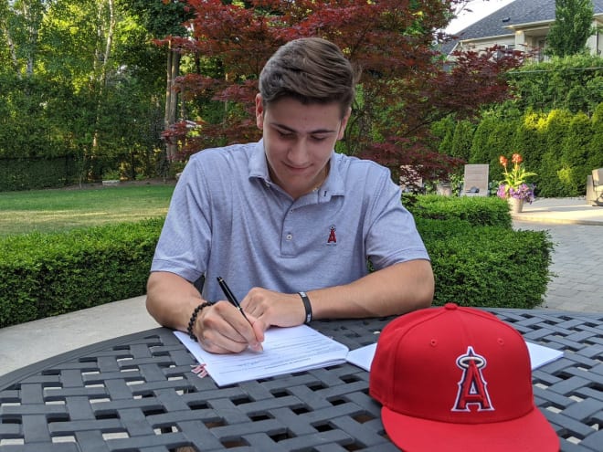 David Calabrese, a member of Arkansas' touted 2020 signing class, is skipping college to play professional baseball.