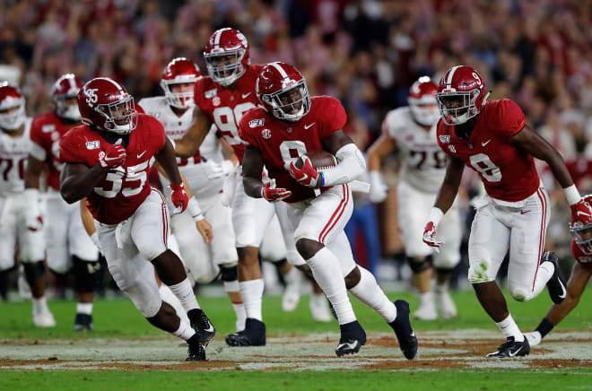 Alabama linebacker Christian Harris (8) returns a fumble during last year's game against Arkansas. Photo | Getty Images