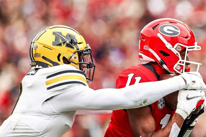 With Georgia trailing Missouri late in the first quarter, Arian Smith hauls in a 35-yard scoring pass from Stetson Bennett on fourth down.