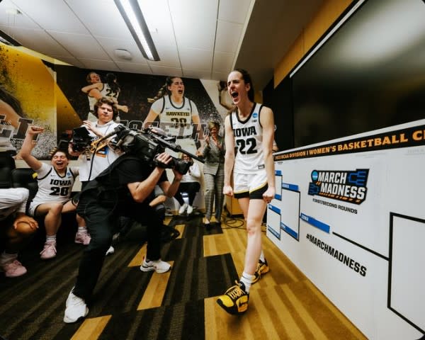 Iowa celebrates its return to the Sweet Sixteen after a 74-66 win over Georgia