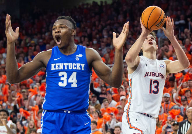 Kentucky's Oscar Tshiebwe reacted to a foul call while defending Auburn center Walker Kessler.