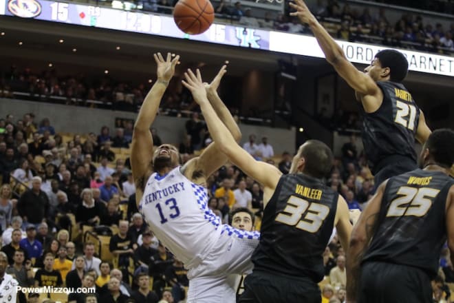 Isaiah Briscoe shoots over two Tigers