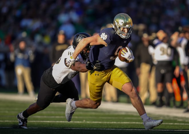 In his first collegiate start on Saturday, Notre Dame sophomore tight end Eli Raridon (9) collected the first three receptions of his ND career.