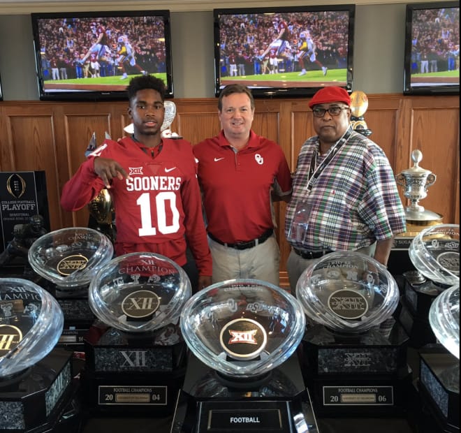 Patrick Fields and his grandfather with Bob Stoops after being offered by Oklahoma last Friday.