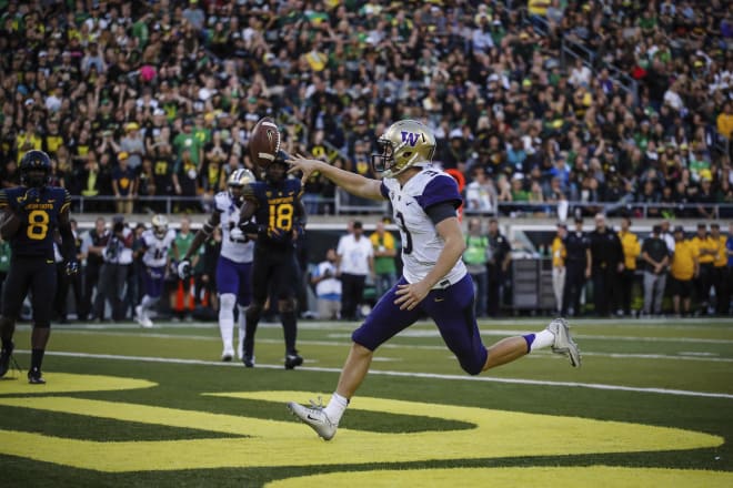 Washington quarterback Jake Browning (3) scores on the last drive of the second quarter against Oregon in an NCAA college football game Saturday, Oct. 8, 2016, in Eugene, Ore. (AP Photo/Thomas Boyd)