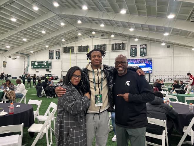 Justin Denson with mom, Eboni, and Michigan State secondary coach Harlon Barnett. (Photo courtesy of Justin Denson)