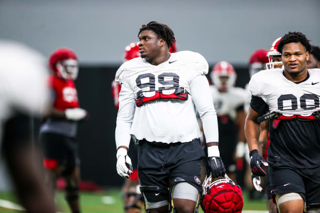 Jordan Davis rocks Braves jersey celebrating Georgia's national title