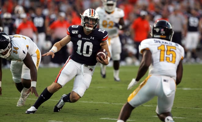 Nix (10) takes off and runs during Auburn vs. Kent State.