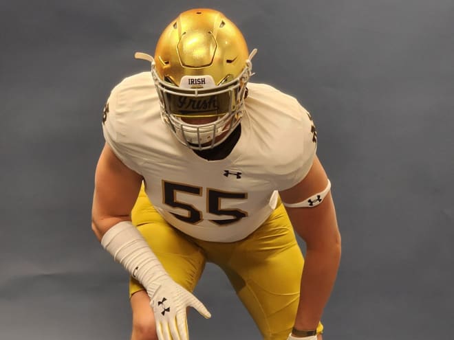 Three-star offensive lineman Anthonie Knapp committed to Notre Dame on Wednesday.
