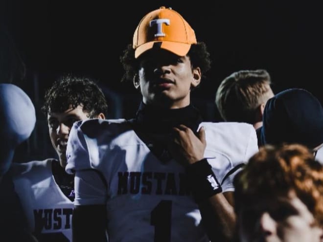 2024 four-star Tennessee cornerback commit Kaleb Beasley sports an orange Vols hat. 