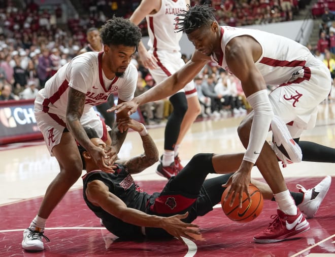 Alabama basketball had to play with only 3 players after a huge fight and  an injury 