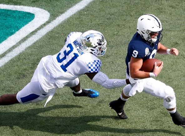 Boogie Watson chasing Trace McSorley (UK Athletics)