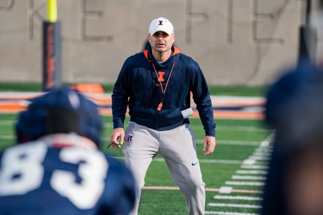 Illinois offensive coordinator Barry Lunney Jr. directs drills during a spring practice.  