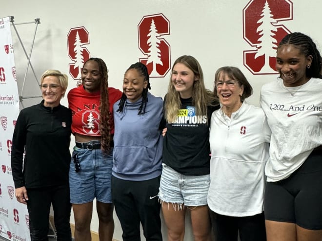 Tara VanDerveer takes one last picture with her team. 