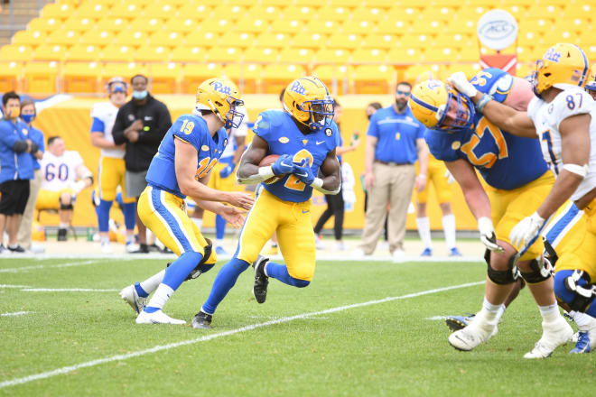 Israel Abanikanda takes a handoff during Pitt's spring game.