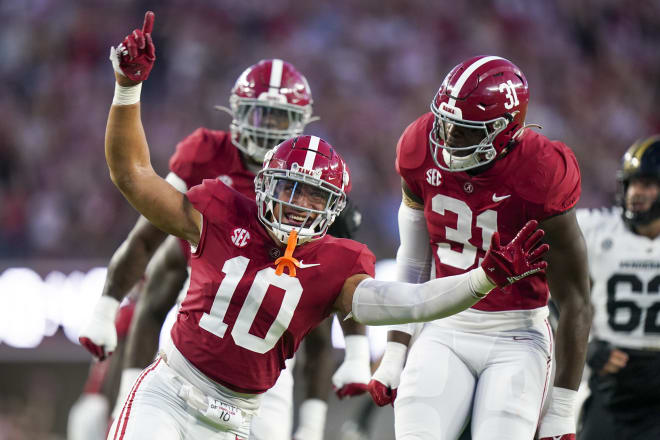 Henry To'oTo'o (10) reacts after a play against the Vanderbilt Commodores during the first half at Bryant-Denny Stadium. Photo | Marvin Gentry-USA TODAY Sports