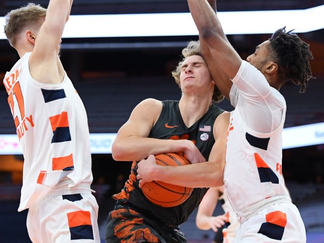 Mar 3, 2021; Syracuse, New York, USA; Clemson Tigers forward Hunter Tyson (center) runs into Syracuse Orange forward Alan Griffin (right) on a drive to the basket during the second half at the Carrier Dome. Mandatory Credit: Rich Barnes-USA TODAY Sports
