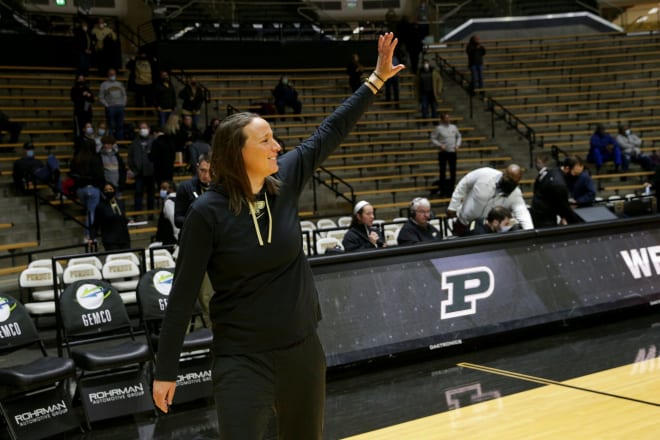 Purdue head coach Katie Gearlds waves at the fans as she walks off the court after Purdue defeated Minnesota, 80-66, Thursday, Jan. 27, 2022 at Mackey Arena in West Lafayette. Bkw Purdue Vs Minnesota © Nikos Frazier / Journal & Courier / USA TODAY NETWORK
