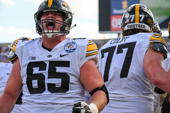 Iowa's Tyler Linderbaum wins Rimington Trophy as top center in college  football