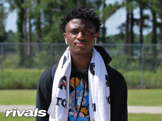Tayon Hollway's present to UNC's coaching staff was his commitment as its second commit for the class of 2022.