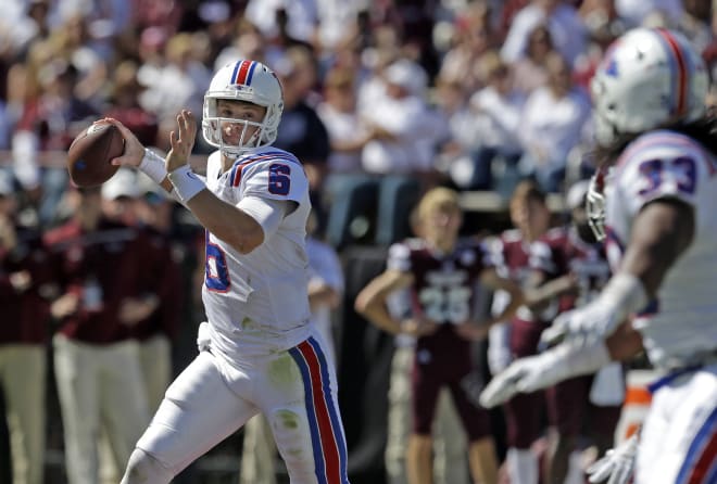 Jeff Driskel prepares to throw a pass against Mississippi State