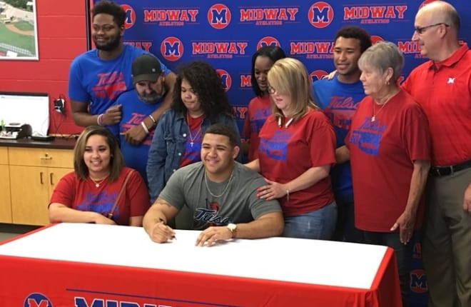 Waco (TX) Midway DL Jaxon Player signs with Tulsa.