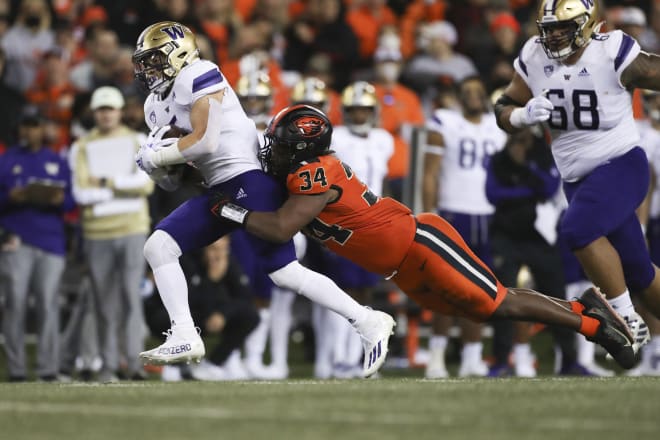 Linebacker Avery Roberts (34) 