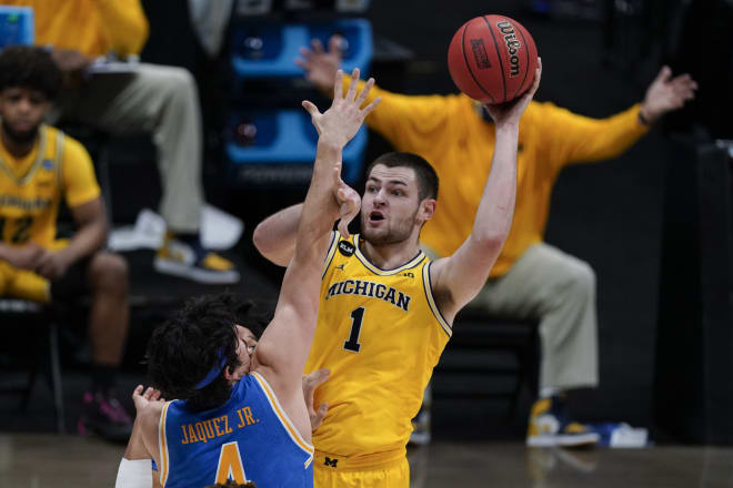 Michigan Wolverines basketball center Hunter Dickinson's return puts U-M in the early Big Ten driver's seat