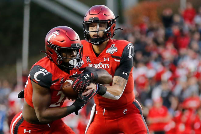 Cincinnati Bearcats quarterback Desmond Ridder (9) hands off to running back Jerome Ford (24) in the second quarter of the American Athletic Conference Championship football game between the Cincinnati Bearcats and the Houston Cougars at Nippert Stadium in Cincinnati on Saturday, Dec. 4, 2021. Photo | USA TODAY