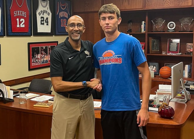 Johnny Dawkins with Joey Hart during a summer 2021 visit to UCF.