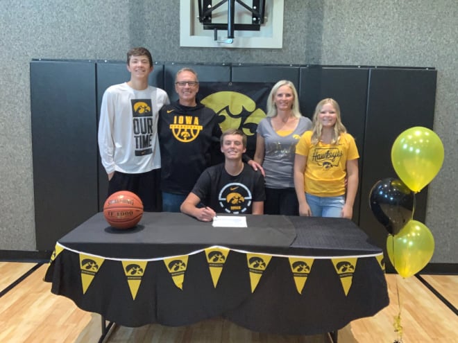 Payton Sandfort and family made it official, signing with the Iowa Hawkeyes today.