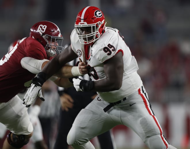 Jordan Davis follows the ball-carrier during Georgia's game against Alabama. (Skylar Lien/UGA Sports Communications)