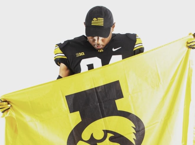 Three-star defensive end Joseph Anderson signed his letter of intent to play at Iowa on Wednesday morning. 
