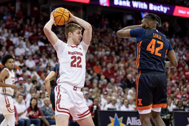 Center Steven Crowl will be key to Wisconsin thwarting Northwestern's stingy defense. 