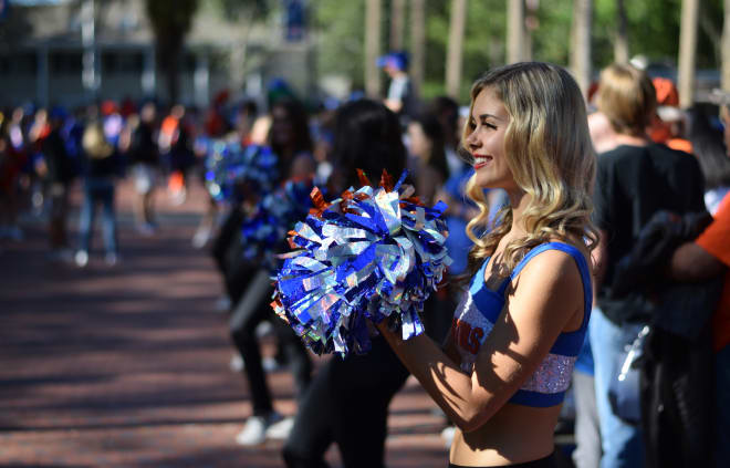 Fans and Florida cheerleaders line up for Gator Walk