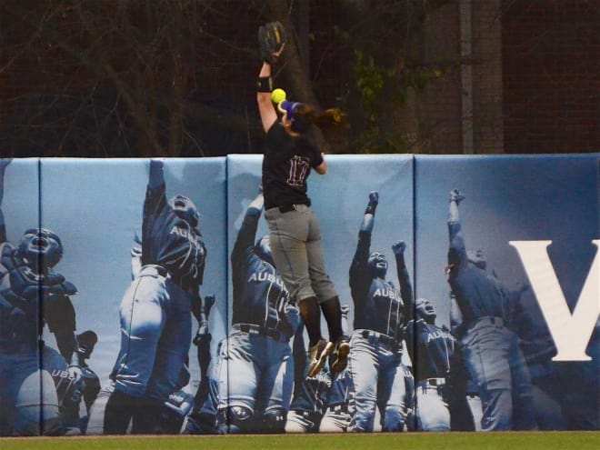 Shea's homer clears the wall during the fourth inning Saturday.