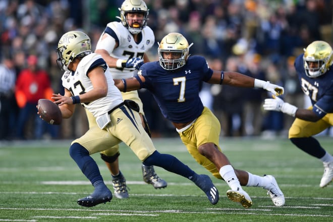  Isaiah Foskey was a force at defensive end for Notre Dame in 2021. 