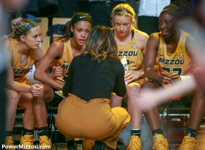 Robin Pingeton huddles with her team before a blowout victory.
