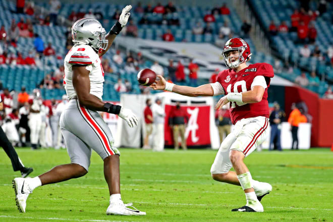 Alabama Crimson Tide quarterback Mac Jones (10) throws a pass against Ohio State Buckeyes defensive end Zach Harrison (9) during the third quarter in the 2021 College Football Playoff National Championship Game. Photo | Imagn
