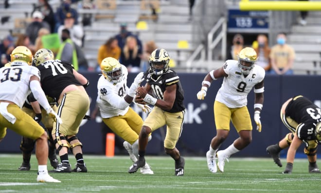 Notre Dame defensive end Daelin Hayes (No. 9) finished with five tackles, two sacks, two forced fumbles and a quarterback hurry in a 31-13 win over Georgia Tech