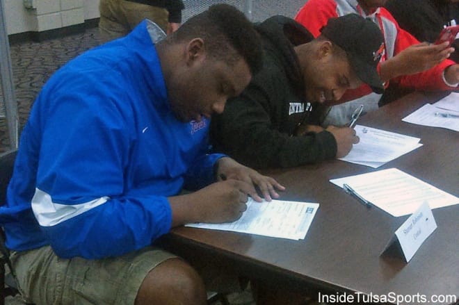 Shemarr Robinson (left) signing his letter of intent with Tulsa