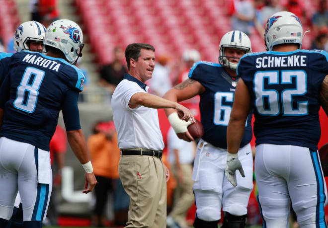 John McNulty works with Marcus Mariota and the Tennessee Titans' offense in 2015 (Photo: Kim Klement-USA TODAY Sports).