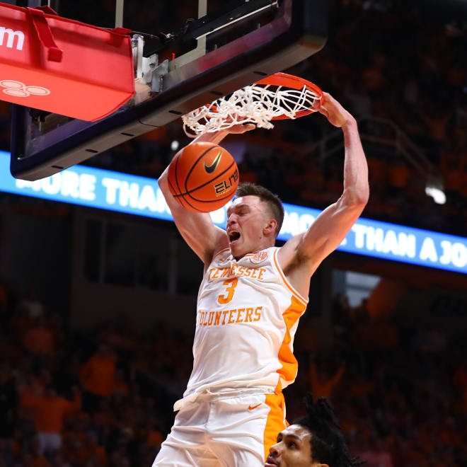 Tennessee guard Dalton Knecht scores in the first half of the No. 6 Vols' win over Alabama on Saturday at Food City Center in Knoxville.