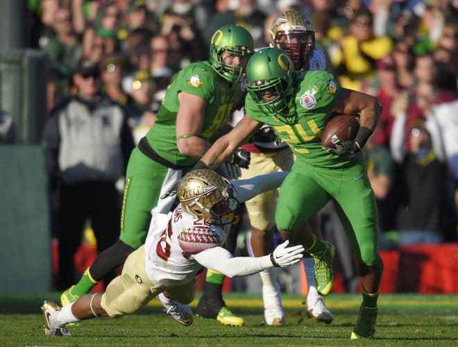 Thomas Tyner eludes a tackler in Oregon's Rose Bowl route of Florida State