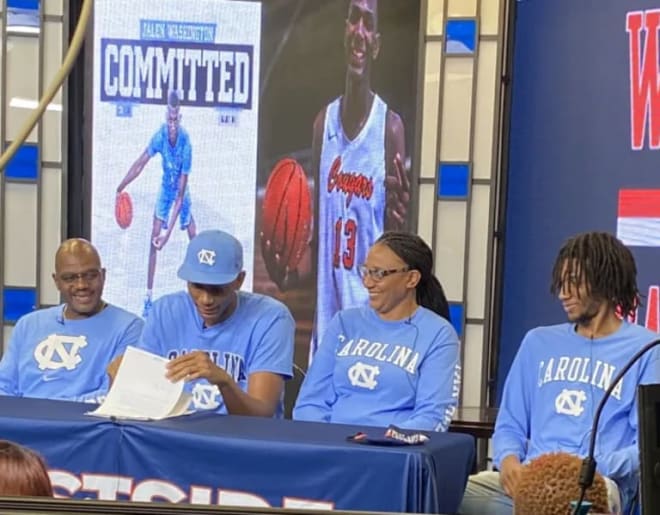 Jalen Washington and his family on Signing Day 