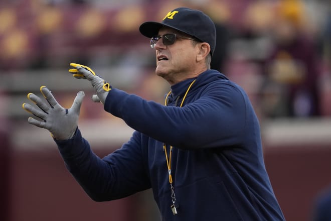 Tom Brady plays catch with Jim Harbaugh during visit to Michigan