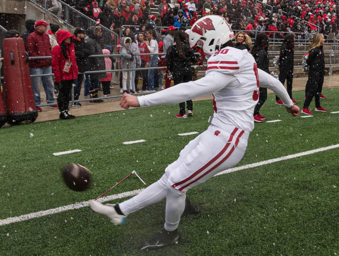 Wisconsin kicker Collin Larsh will return to Badgers for 2022