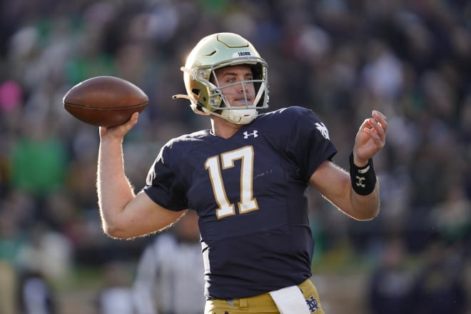 Notre Dame Fighting Irish quarterback Ian Book throws a pass during   Irish football, Notre dame fighting irish football, Notre dame fighting  irish